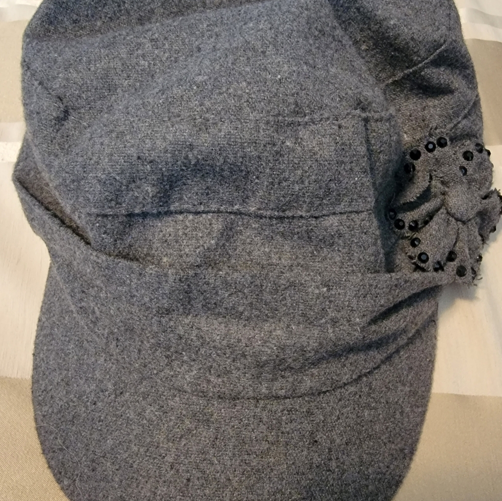 Cute hat perfect for travel.